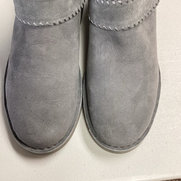 UGG McKay boot in EUC Women’s size 7 Grey Suede - Picture 8 of 8